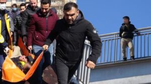 İntihar kalkışan şahsı hastaneye götürmek isteyen ambulans kaza yaptı