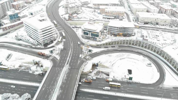 İstanbul’da bu sabah! Vatandaşlar kar tedbirlerine uydu, yollar boş kaldı
