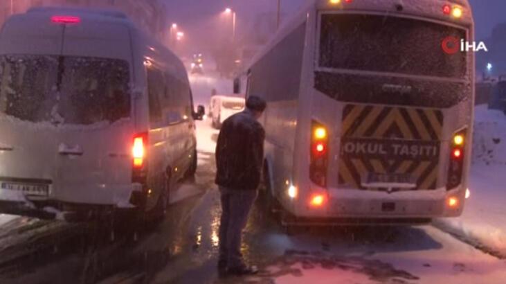 İstanbul’da kar yağışı nedeniyle araçlar yolda kaldı