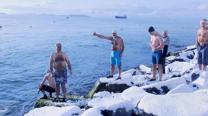 İstanbul’da soğuk havaya aldırmadan denize girdiler