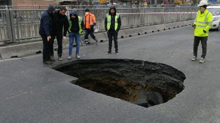 İstanbul’da yolda 3 metrelik göçük! Trafik durdu