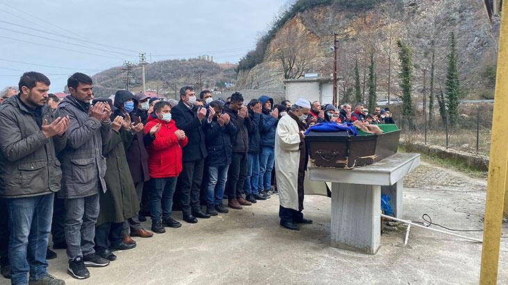 İtfaiye grup amirinin en acı görevi! Yangında ölen annesini toprağa verdi
