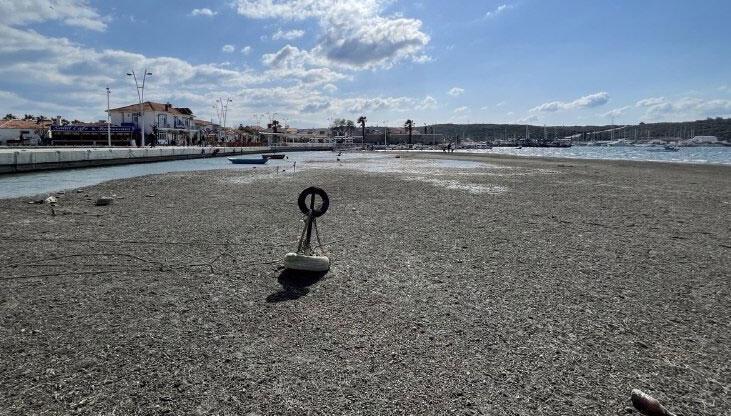 İzmir Seferihisar’da tedirgin eden görüntü! Deniz 30 metre çekildi