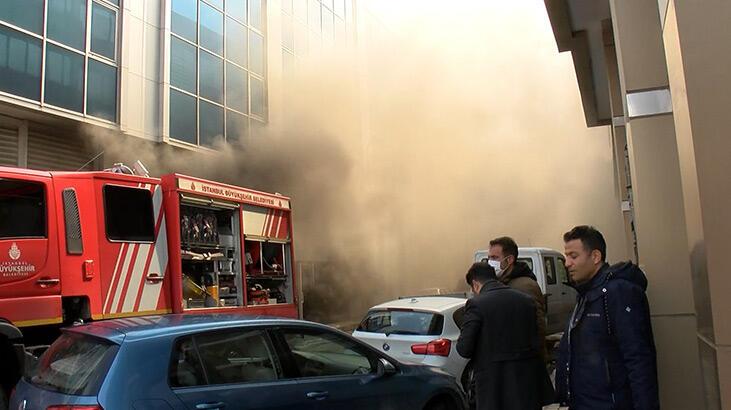 Kadıköy’de 3 katlı iş merkezinde yangın