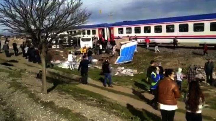 Kamyonet ve tren, hemzemin geçitte çarpıştı; 2 kişi yaralı, 41 küçükbaş öldü