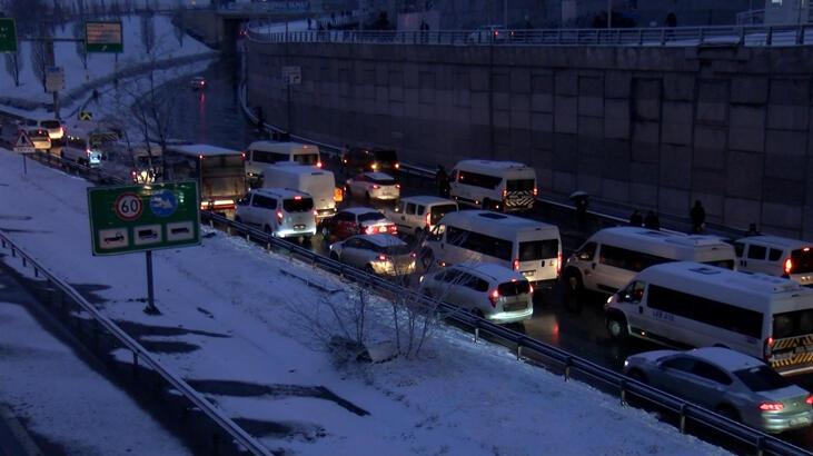 Kar yağışı Mahmutbey’de trafiğe neden oldu