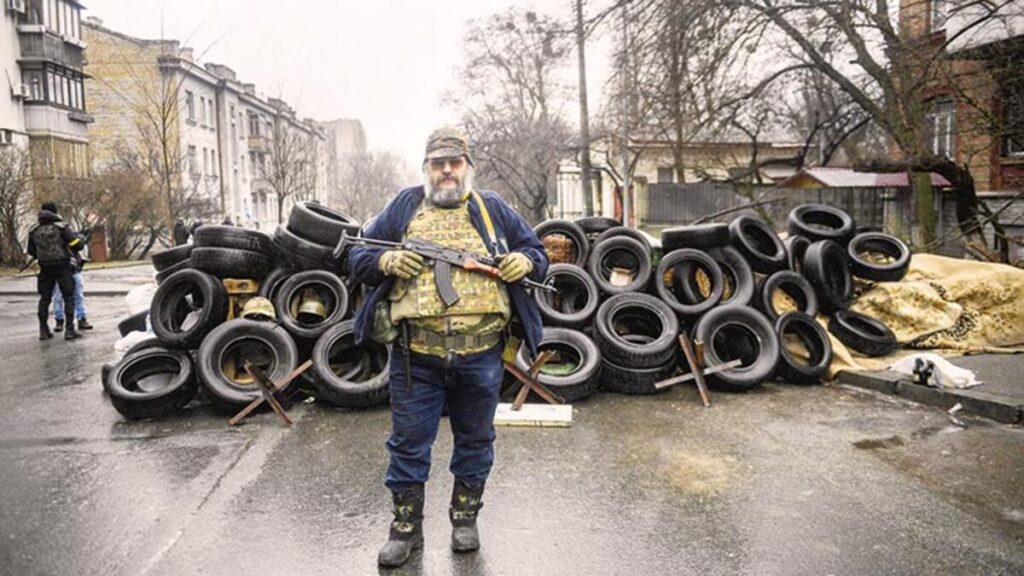 Kiev’deki silahlı siviller ‘gönül’den inanıyor: Biz bu savaşı kazanacağız
