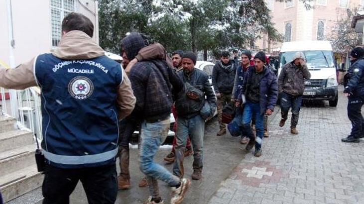 Kilis’te 24 kaçak göçmen yakalandı; 3 gözaltı