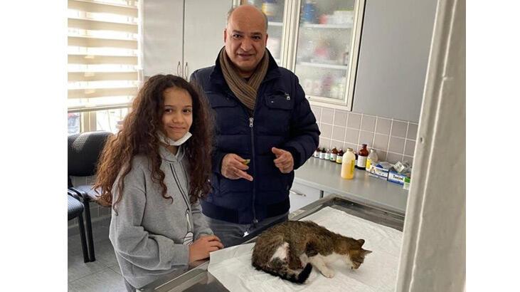 Kız çocuğunun dikkati anne kedi ve yavrularının hayatını kurtardı