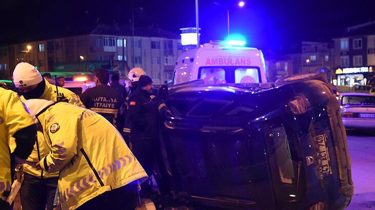 Kütahya’da otomobille çarpışan araç devrildi
