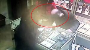 Kuyumcuda dehşet! Sarrafı boynundan bıçakladı, bileziği çaldı