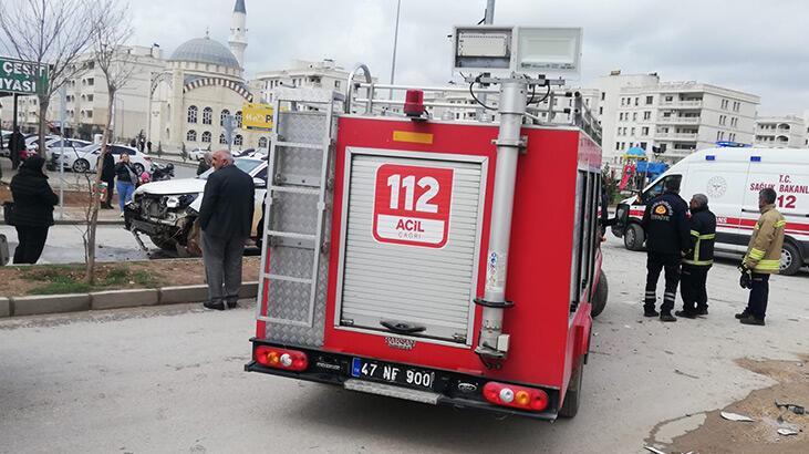 Mardin’de hafif ticari araç devrildi, kamyonet yayalara çarptı: 3 yaralı