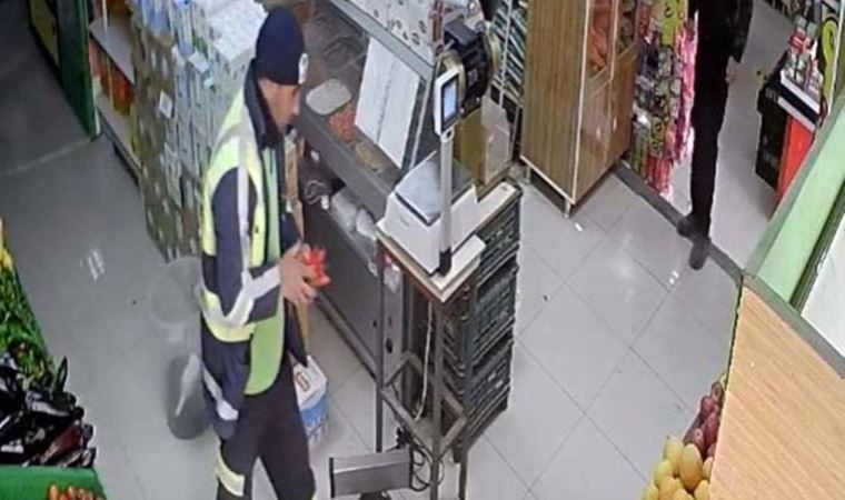 ‘Market kirlenmesin’ diye çamurlu ayakkabılarını çıkarıp, alışveriş yaptı