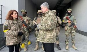 Nagehan Alçı, Ukrayna’da askeri üniformayla poz verdi