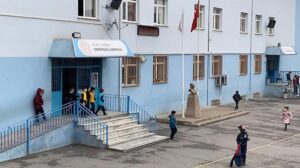 Öfkeli veli, öğrencilerin gözü önünde öğretmeni darp etti