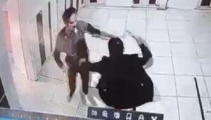 Okula gelen veli, öğretmeni koridorda yumrukladı!