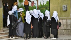 Okulları kız öğrencilere açmayan Taliban’a kınama