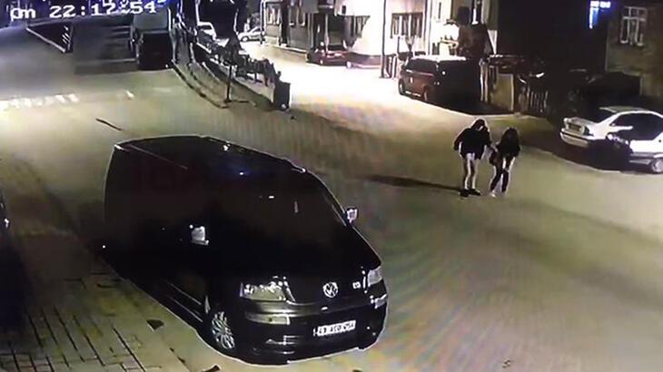 Park halindeki minibüse çarptıkları otomobili, bırakıp gittiler