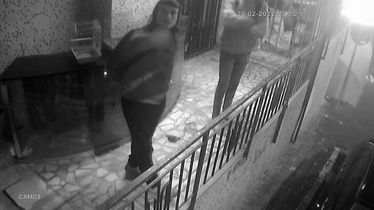 Pişkin hırsızlar! Görüntülendikleri kameraya el hareketi yaptılar