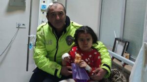 Polis memuru, Aysima’yı otomobilin altında kalmaktan kurtardı, kendisi yaralandı