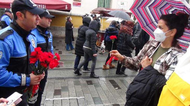 Polis Taksim’de kadınlara çiçek dağıttı