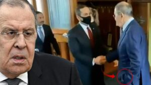Rusya Dışişleri Bakanı Lavrov’dan elleri cebinde karşılama!