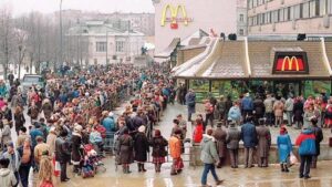 Rusya’da McDonald’s çılgınlığı! Menüler satışa çıktı…