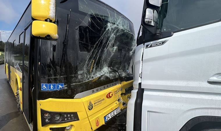 Sancaktepe’de ters yöne giren TIR İETT otobüsüyle kafa kafaya çarpıştı