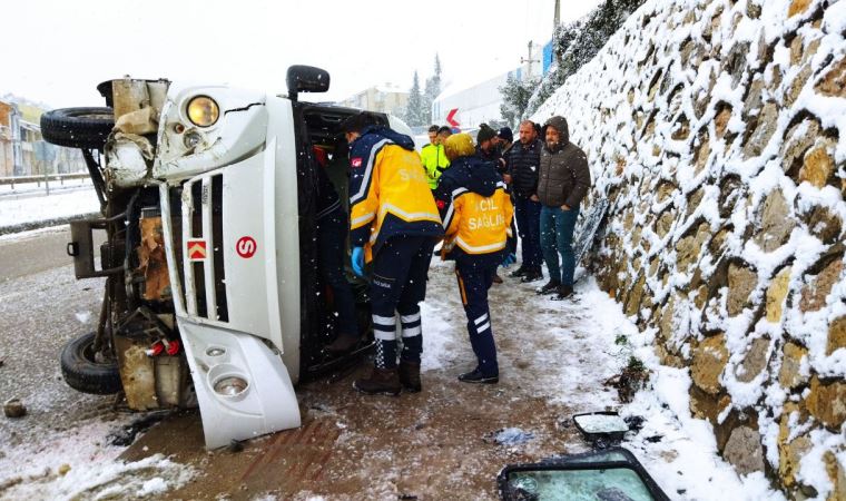 Servis minibüsü devrildi: 3 kadın işçi yaralandı