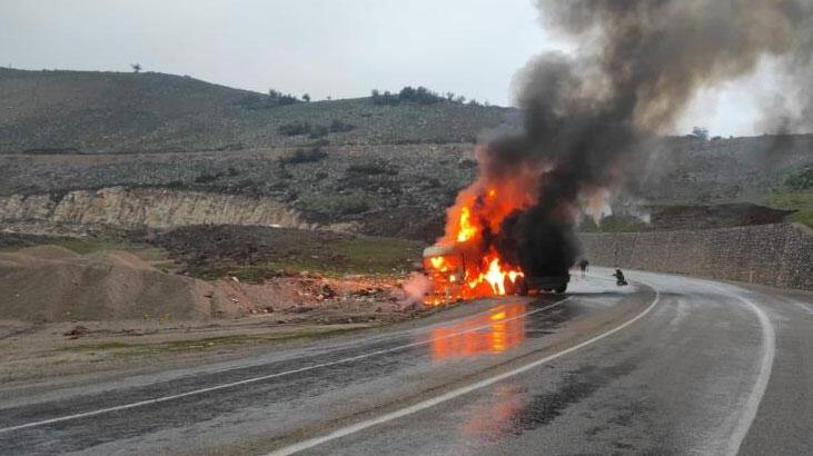 Seyir halindeki TIR alev topuna döndü