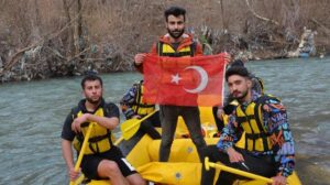 Şırnak’ta şehitler anısına rafting yapıp Türk bayrağı ve pankart açtılar