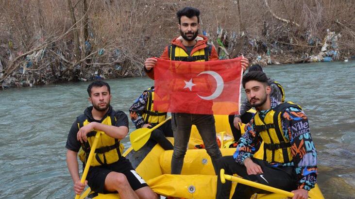 Şırnak’ta şehitler anısına rafting yapıp Türk bayrağı ve pankart açtılar