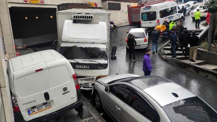 Şişli’de kamyonet park halindeki 6 araca çarptı