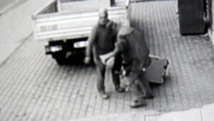 Şoke eden olay! 300 kiloluk kalorifer kazanını sürükleyerek çaldılar