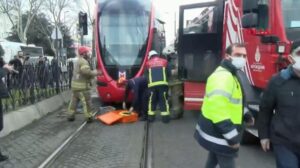 Son dakika… Pazartekke’de bir kişi tramvayın altında kaldı