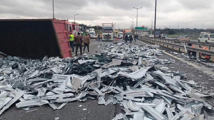 Son dakika! TEM’de sac yüklü TIR devrildi; yol trafiğe kapandı