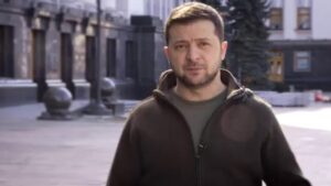 Son dakika: Zelenski’den yeni açıklama: Kiev’de sokağa indi, “Zafere yürüyoruz” dedi!