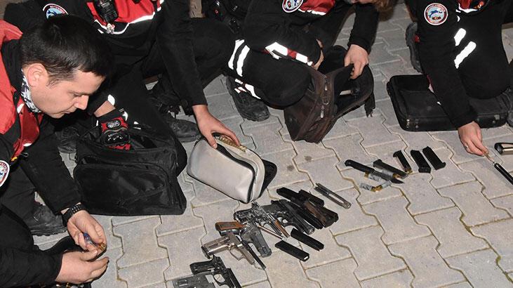 Şüphe üzerine durdurulan minibüste uyuşturucu ve silah ele geçirildi