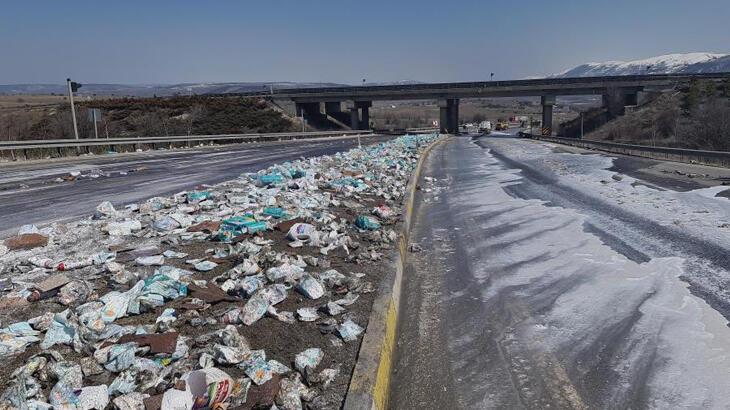 Sürüklenen TIR alev aldı! Yüzlerce çocuk bezi ve deterjan yola saçıldı