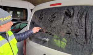 Temizlik görevlisi, ‘tozlu araç camlarını’ tabloya dönüştürüyor: ‘Bazen dayak yemekten korkuyorum’