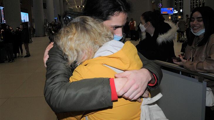 Ukrayna’dan gelen Türklerin aileleriyle buluşmasında duygu dolu anlar yaşandı