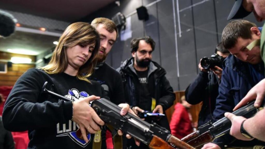 Ukraynalı siviller sinema salonunda silah eğitimi alıyor