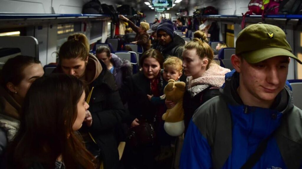 Ukraynalılar kapasitesini aşan trenlerle Polonya’ya göç ediyor