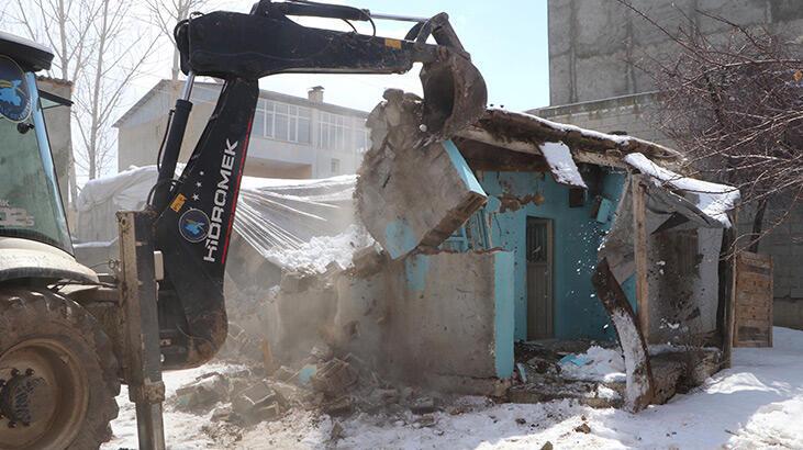 Van’da kaçak göçmenlerin kaldığı ev yıkıldı