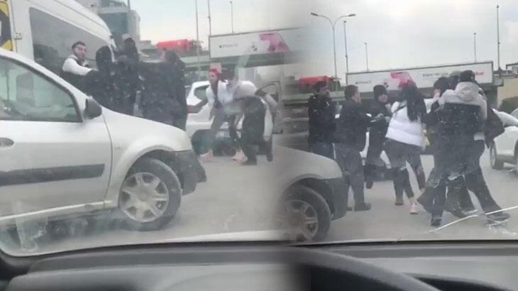 Yol verme kavgasında tekmeler yumruklar havada uçuştu