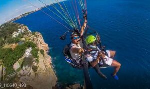 ABD’li turist, paraşütte heyecandan bayıldı: ‘Kaskı başından çıkmıştı’