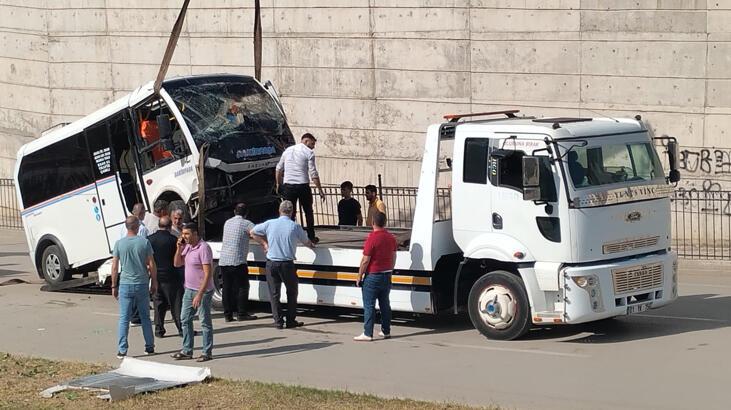 Adana’da faciadan dönüldü! Yolcu minibüsü alt geçide düştü