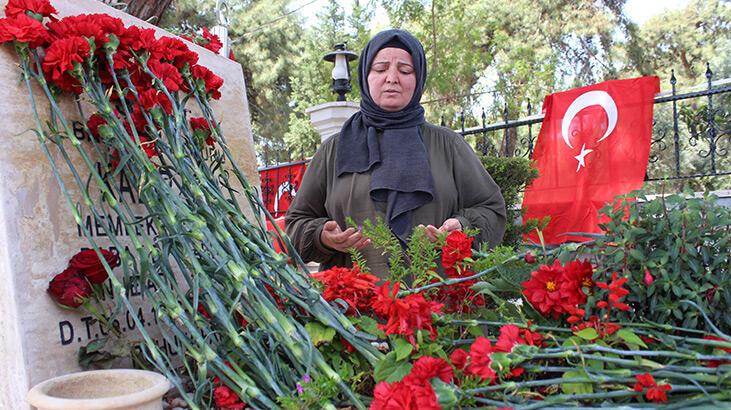 Adını taşıdığı şehit dayısının mezarını sulayıp karanfil bıraktı