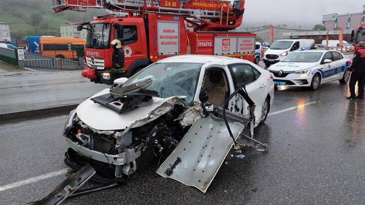 Ağaca çarparak hurdaya dönen otomobilden yaralı çıktılar