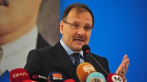 AK Parti’li Çavuşoğlu: Türkiye’de büyük bir tiyatro oynanıyor